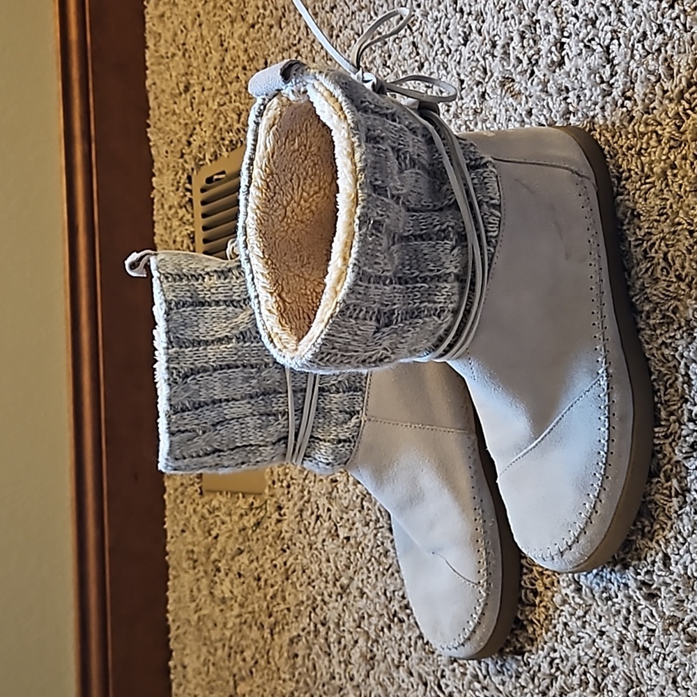 Toms Light Gray Knit Cuff Faux Fur Lined Ankle Boots